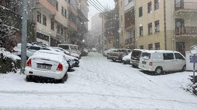 Artvin&rsquo;de kar yağışı etkisini s&uuml;rd&uuml;r&uuml;yor 2