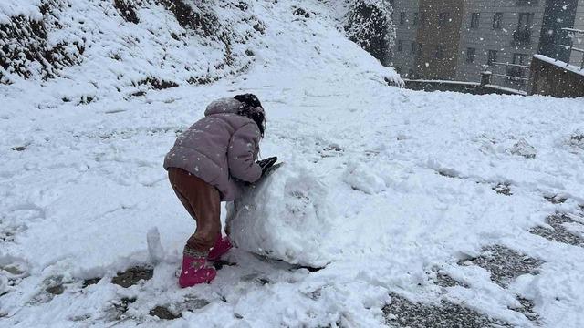 Artvin&rsquo;de kar yağışı etkisini s&uuml;rd&uuml;r&uuml;yor 1