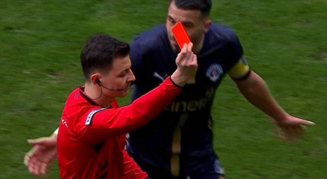 &Ccedil;ıldırıp kırmızı kart g&ouml;rm&uuml;şt&uuml;! PFDK Burak Yılmaz ın cezasını a&ccedil;ıkladı 2