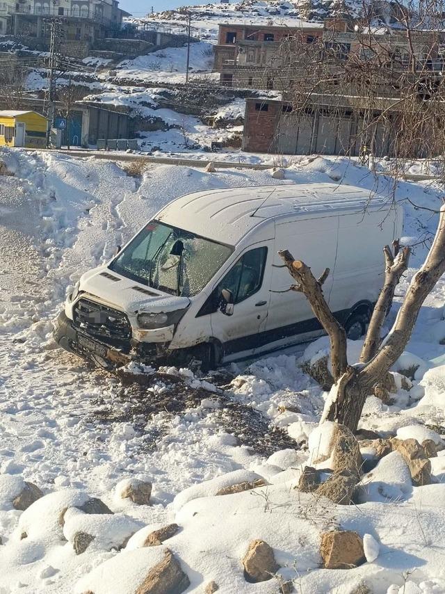 Gerc&uuml;ş&rsquo;te minib&uuml;s şarampole devrildi: 3 yaralı 1