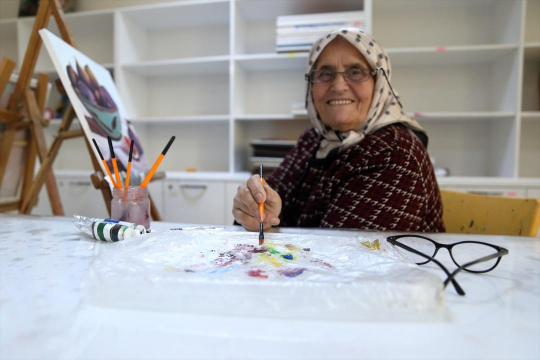 Hayat boyu &ouml;ğrenci: 76 yaşında diploma aldı, 81 yaşında t&uuml;m ezberleri bozdu! 3