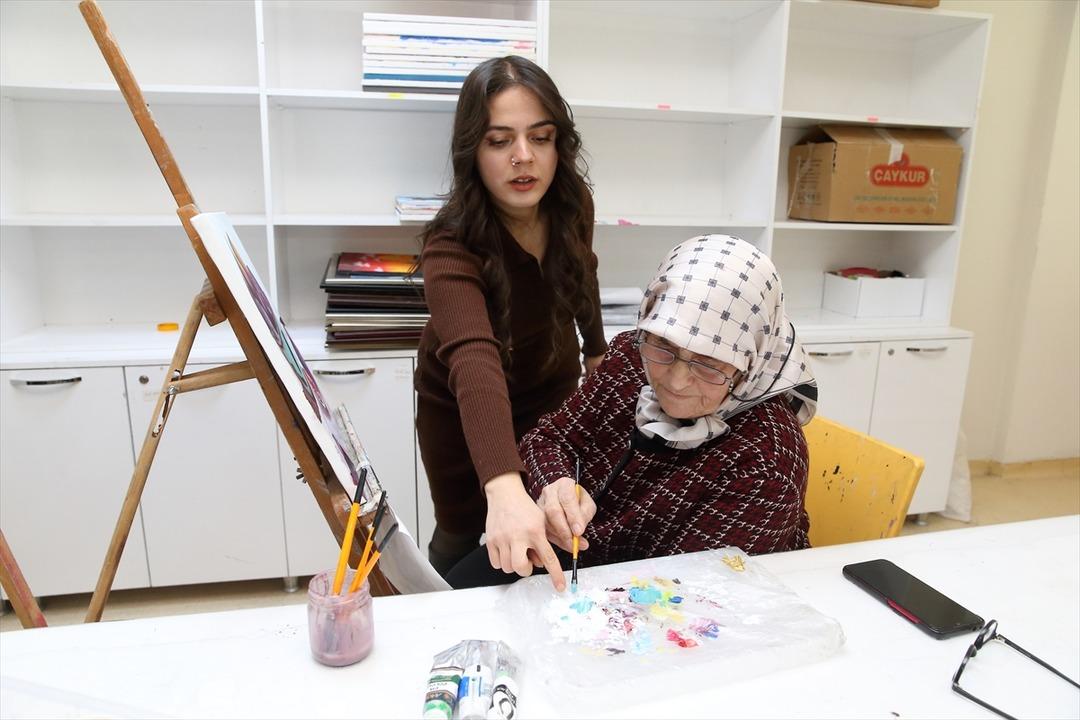 Hayat boyu &ouml;ğrenci: 76 yaşında diploma aldı, 81 yaşında t&uuml;m ezberleri bozdu! 7