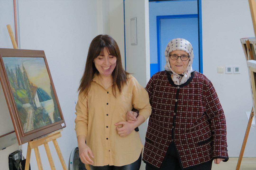 Hayat boyu &ouml;ğrenci: 76 yaşında diploma aldı, 81 yaşında t&uuml;m ezberleri bozdu! 10