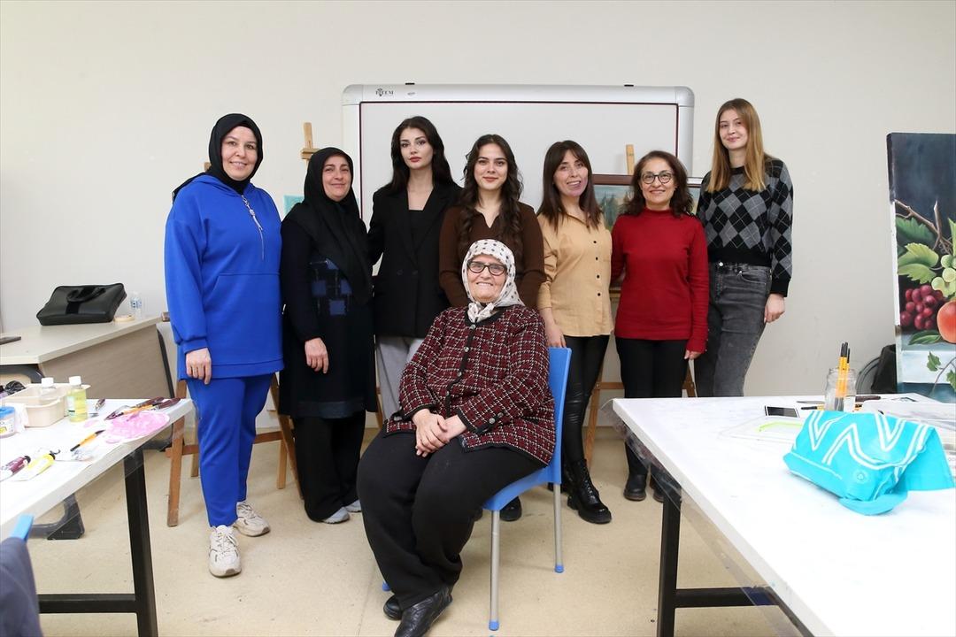 Hayat boyu &ouml;ğrenci: 76 yaşında diploma aldı, 81 yaşında t&uuml;m ezberleri bozdu! 11