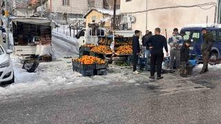 Son dakika: Kulp&rsquo;ta kar esareti: Pazar esnafının b&uuml;y&uuml;k &ccedil;oğunluğu tezgah a&ccedil;amadı