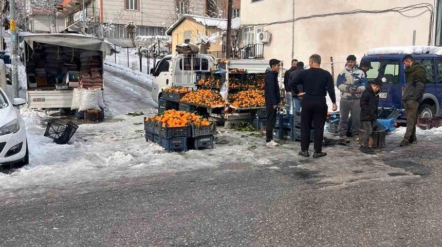 Kulp&rsquo;ta kar esareti: Pazar esnafının b&uuml;y&uuml;k &ccedil;oğunluğu tezgah a&ccedil;amadı