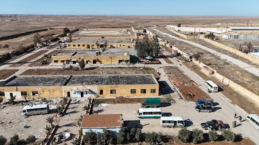 Suriye'deki hapishaneden gelen g&ouml;r&uuml;nt&uuml;ler g&uuml;ndem oldu! Kamuflaj detayı dikkat &ccedil;ekti