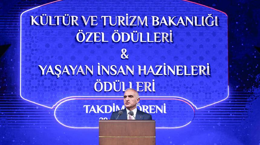 K&uuml;lt&uuml;r&uuml;n hafızasını taşıyan ustalara &ouml;d&uuml;l! Bakan Ersoy: "Bu milletin bağrından daha nice insan hazineleri &ccedil;ıkacak"
