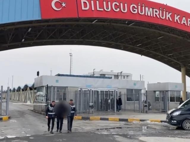Iğdır&rsquo;da g&ouml;&ccedil;men ka&ccedil;ak&ccedil;ılığı h&uuml;k&uuml;ml&uuml;s&uuml; sınır kapısında yakalandı