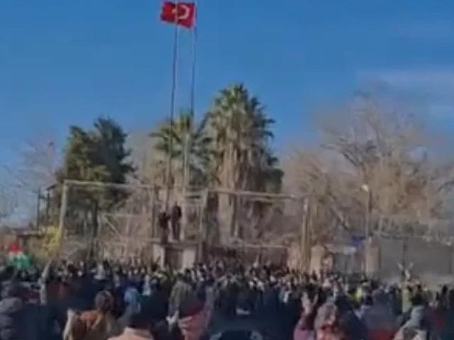 Ter&ouml;r &ouml;rg&uuml;t&uuml; YPG yandaşlarından T&uuml;rk bayrağına hain saldırı! 