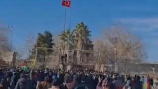 Terör örgütü YPG yandaşlarından Türk bayrağına hain saldırı! İletişim Başkanlığı'ndan açıklama: Açık bir provokasyondur
