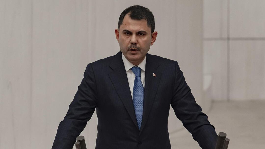 Bakan Kurum dan &Ouml;zel e  deprem b&ouml;lgesi  tepkisi: "Tek bir tuğla koymadınız, bari g&ouml;lge etmeyin" 1