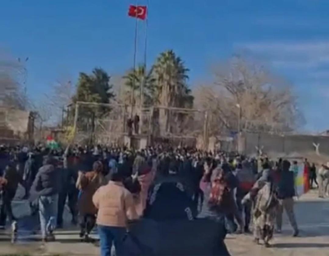 Ter&ouml;r &ouml;rg&uuml;t&uuml; yandaşlarından T&uuml;rk bayrağına hain saldırı! Bakan Tun&ccedil; tan a&ccedil;ıklama: 35 kişi tutuklandı 2