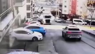 Freni boşalan akaryakıt tankerinin 8 aracı hurdaya &ccedil;evirdiği