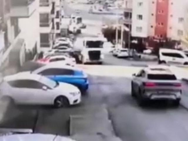 Freni boşalan akaryakıt tankerinin 8 aracı hurdaya &ccedil;evirdiği