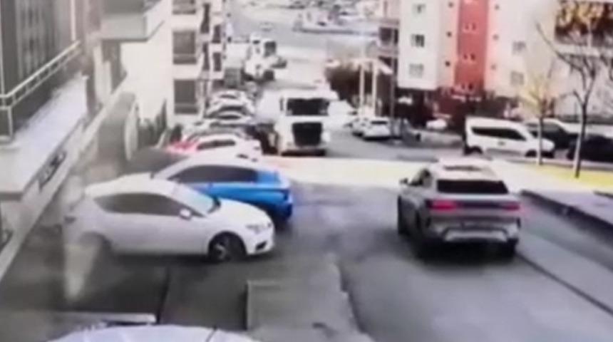 Freni boşalan akaryakıt tankerinin 8 aracı hurdaya &ccedil;evirdiği anlar g&uuml;venlik kamerasında