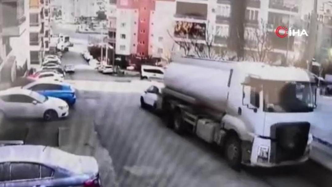 Freni boşalan akaryakıt tankerinin 8 aracı hurdaya &ccedil;evirdiği anlar g&uuml;venlik kamerasında 1