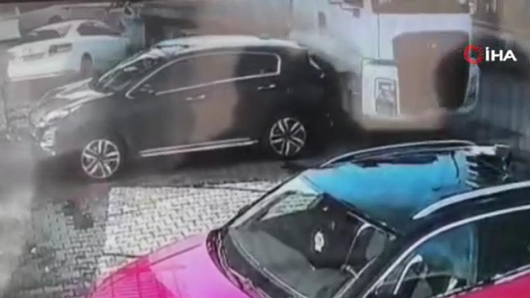 Freni boşalan akaryakıt tankerinin 8 aracı hurdaya &ccedil;evirdiği anlar g&uuml;venlik kamerasında 3