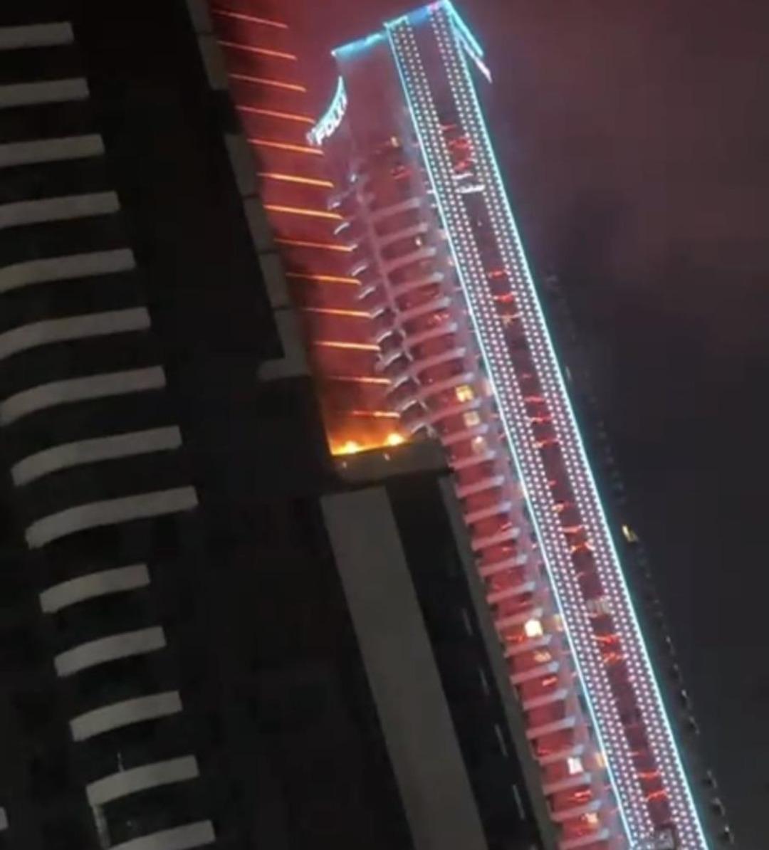 İzmir&rsquo;de l&uuml;ks yapıda yangın paniği 1