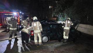 Kadık&ouml;y&rsquo;de apartman otoparkında otomobil alev aldı