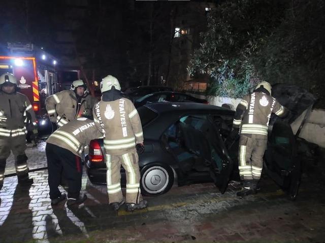 Kadık&ouml;y&rsquo;de apartman otoparkında otomobil alev aldı