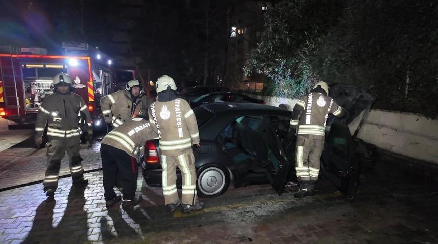 Kadık&ouml;y&rsquo;de apartman otoparkında otomobil alev aldı
