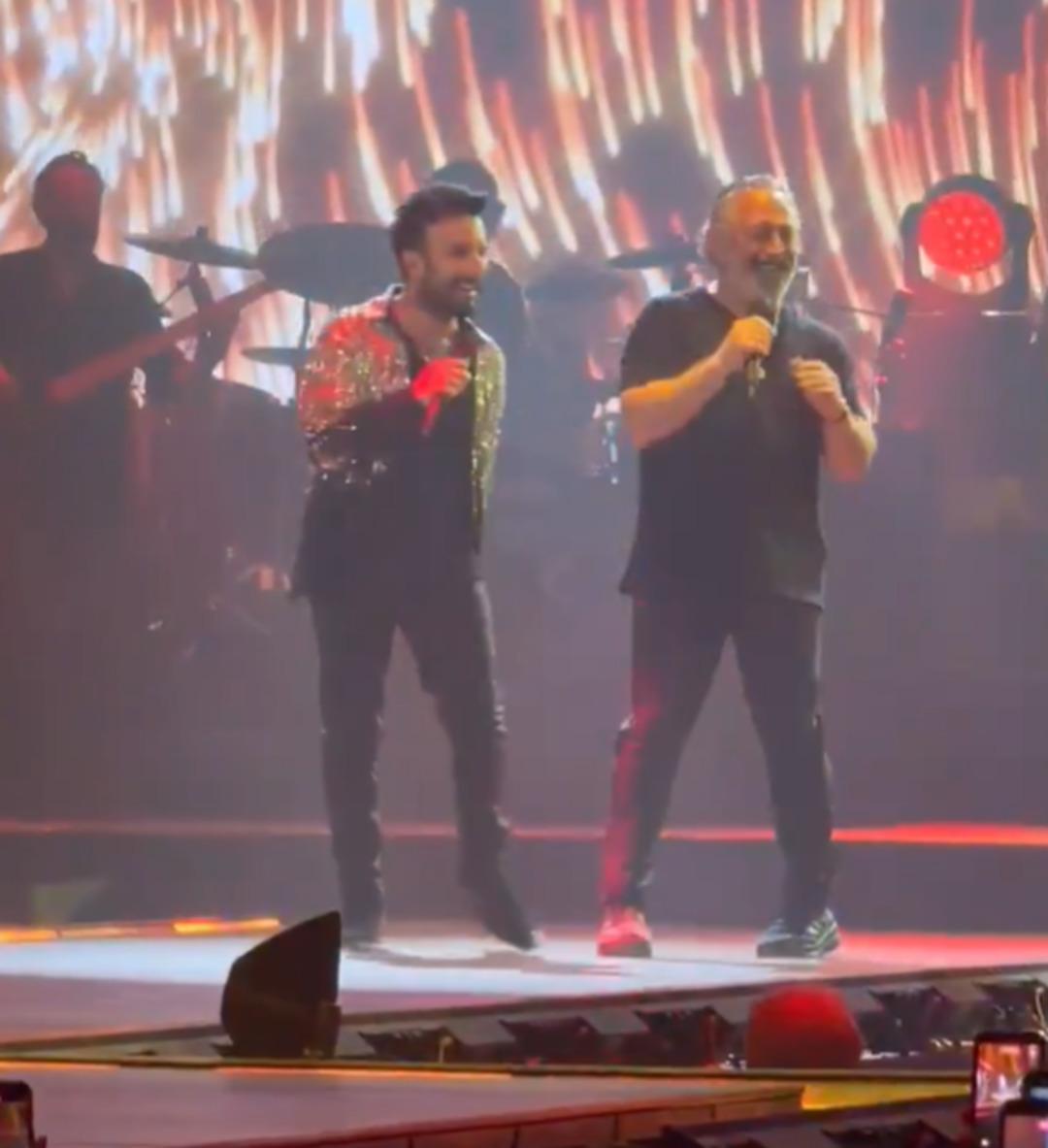Tarkan konserinde Cem Yılmaz da sahneye &ccedil;ıktı: İkilinin  Kuzu kuzu  d&uuml;eti ve dansı olay oldu  1