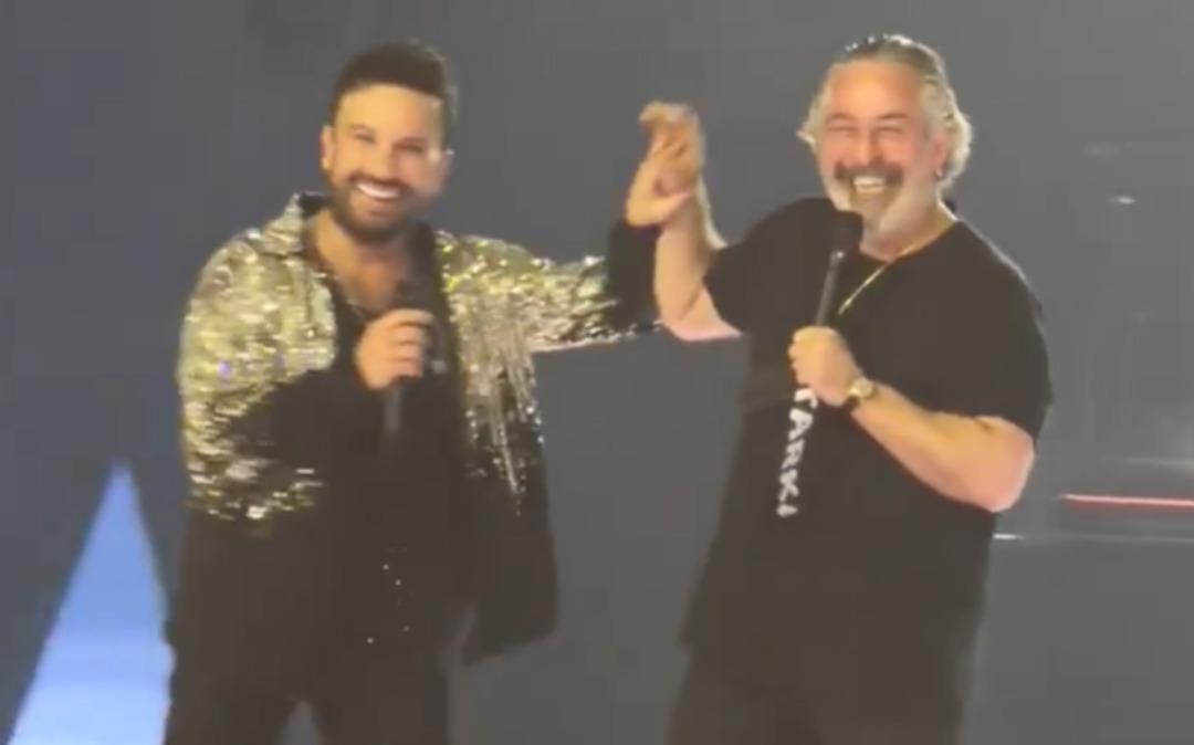 Tarkan konserinde Cem Yılmaz da sahneye &ccedil;ıktı: İkilinin  Kuzu kuzu  d&uuml;eti ve dansı olay oldu  2
