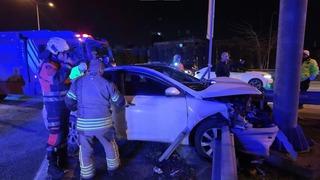 Son dakika: &Uuml;mraniye'de alkoll&uuml; s&uuml;r&uuml;c&uuml;n&uuml;n kullandığı otomobil bariyerlere saplandı: 2 yaralı