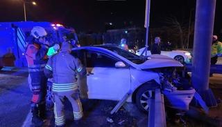 S&uuml;r&uuml;c&uuml;s&uuml; alkoll&uuml;yd&uuml;: Bariyerlere saplandı: 2 yaralı