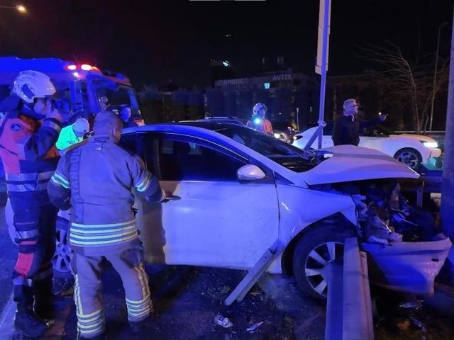 S&uuml;r&uuml;c&uuml;s&uuml; alkoll&uuml;yd&uuml;: Bariyerlere saplandı: 2 yaralı