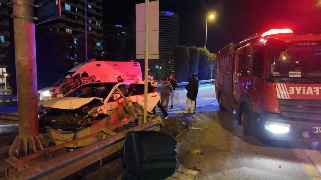 &Uuml;mraniye de alkoll&uuml; s&uuml;r&uuml;c&uuml;n&uuml;n kullandığı otomobil bariyerlere saplandı: 2 yaralı 1