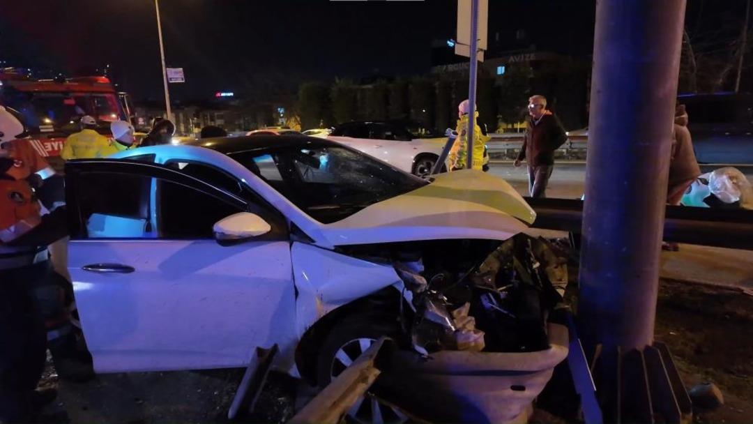 &Uuml;mraniye de alkoll&uuml; s&uuml;r&uuml;c&uuml;n&uuml;n kullandığı otomobil bariyerlere saplandı: 2 yaralı 2