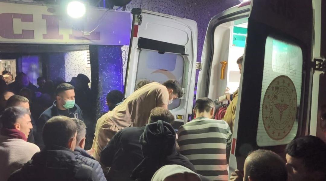 Kahraman doktor! Sedye &uuml;zerine &ccedil;ıkıp ambulansa kadar kalp masajı yaptı 4