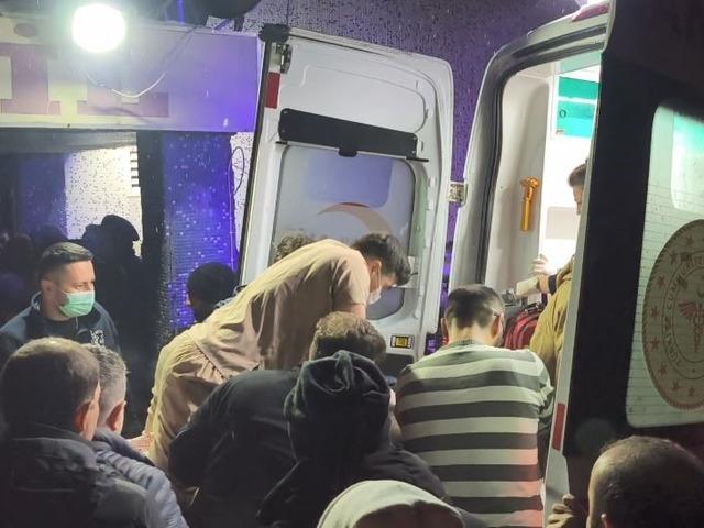 Kalbi duran yaralı i&ccedil;in doktor sedye &uuml;zerinde kalp masajı yaptı