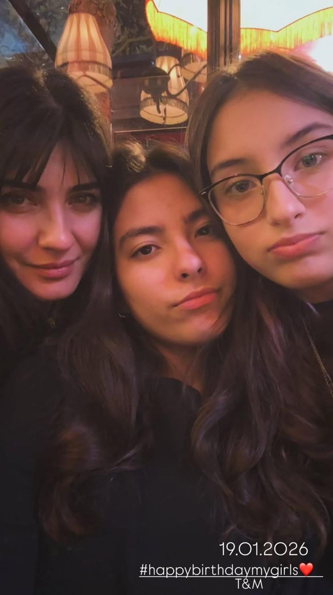 Tuba B&uuml;y&uuml;k&uuml;st&uuml;n ve Onur Saylak&rsquo;ın ikizleri b&uuml;y&uuml;d&uuml;!   Aynı anneleri   2