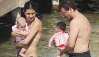 İkizleri b&uuml;y&uuml;d&uuml;! ''Aynı anneleri''