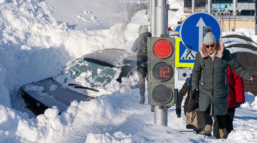 Son 30 yılın en yoğunu: 1,5 metreyi buldu! Trafik lambaları kara g&ouml;m&uuml;ld&uuml;
