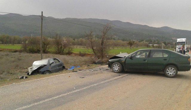 Kayınpederinin cenazesine giderken kazada karnındaki ikiz bebekleriyle öldü