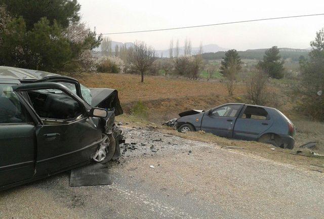 Kayınpederinin cenazesine giderken kazada karnındaki ikiz bebekleriyle öldü