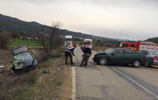 Kayınpederinin cenazesine giderken kazada karnındaki ikiz bebekleriyle öldü