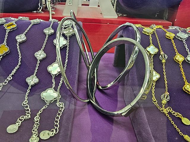 Fiyat artışı d&uuml;ğ&uuml;n takılarını değiştirdi: Altın bileziklerin yerini aldı