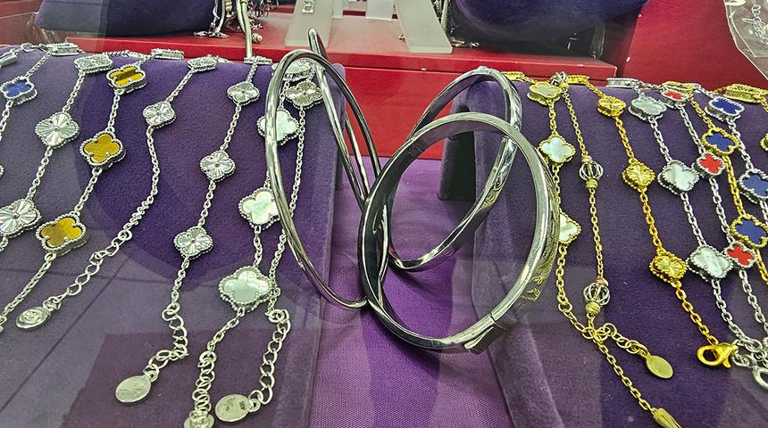 Fiyatlardaki artış d&uuml;ğ&uuml;n takılarını değiştirdi: Altın bileziklerin yerini aldı