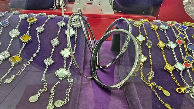 Fiyatlardaki artış düğün takılarını değiştirdi: Altın bileziklerin yerini aldı