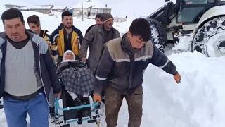 Son dakika: Yolu kapanan k&ouml;yde mahsur kalan hasta 4 saatlik &ccedil;alışmayla kurtarıldı