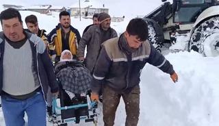 Yolu kapanan k&ouml;yde mahsur kalan hasta 4 saatlik &ccedil;alışmayla kurtarıldı