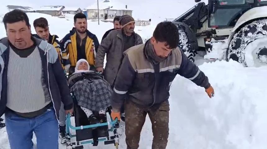 Yolu kapanan k&ouml;yde mahsur kalan hasta 4 saatlik &ccedil;alışmayla kurtarıldı