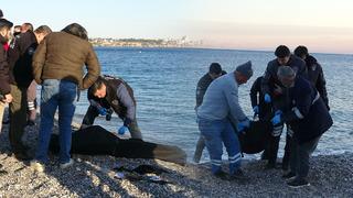 Son dakika: Antalya'da t&uuml;yler &uuml;rperten olay: Balık tutarken oltasına ceset takıldı!