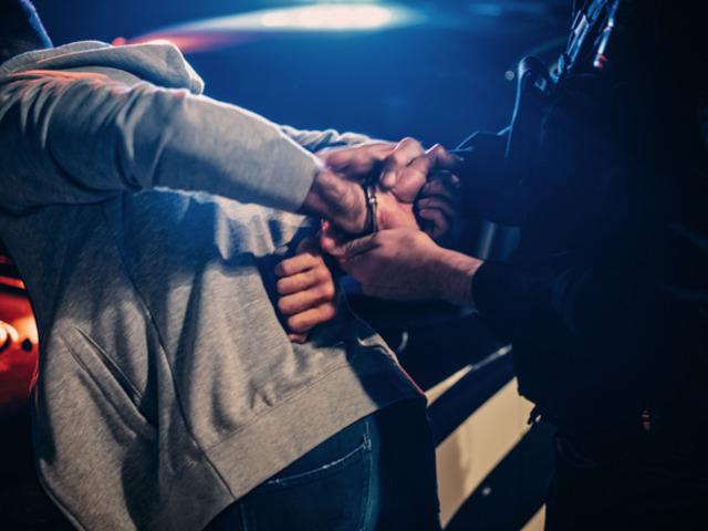 6 yaşındaki &ccedil;ocuk babasını &uuml;&ccedil; kelimeyle hapse yolladı! 