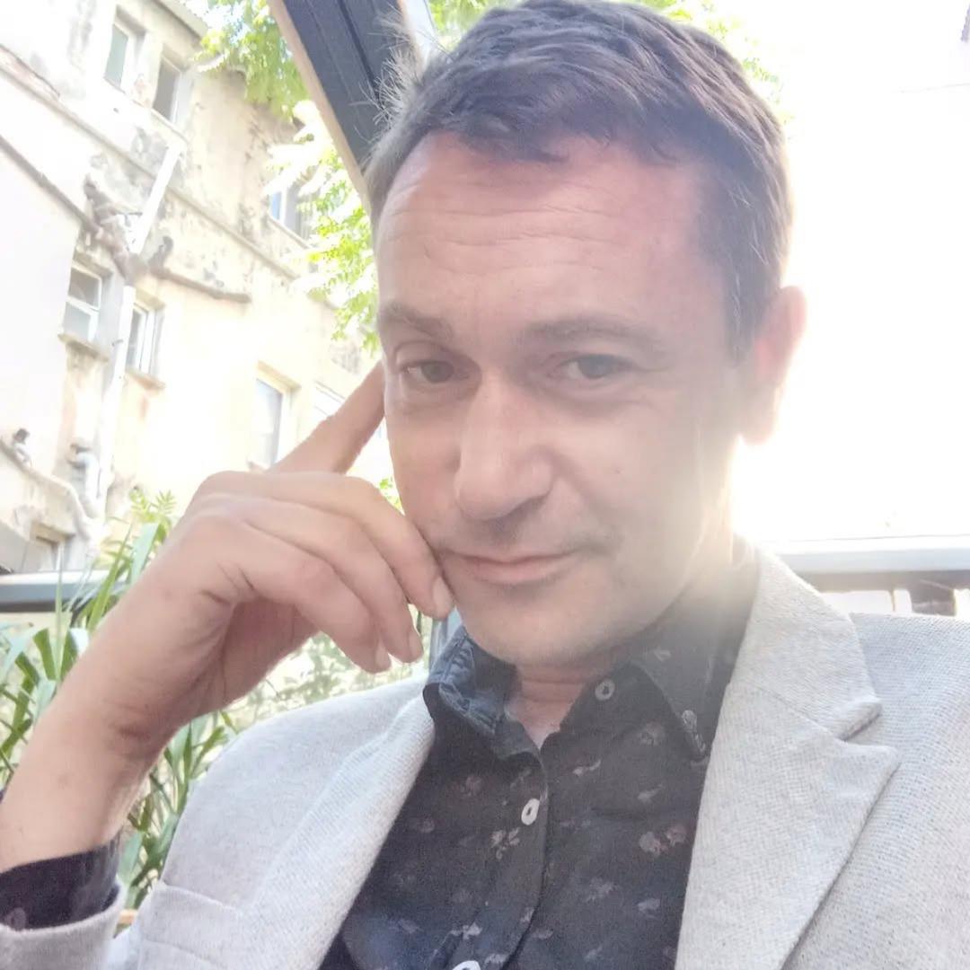 İngiliz profes&ouml;r Beyoğlu nda misafir kaldığı evde &ouml;l&uuml; bulundu: "Yaptığına altın vuruş diyorlarmış" 5